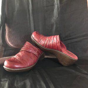 SOFT WALK: RED  CLOG  LEATHER SIZE 9